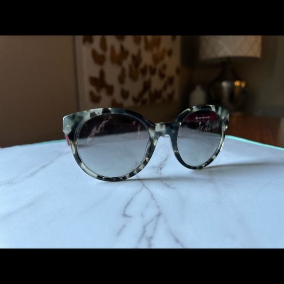 Authentic Tory Burch Sunnies (Great condition!) - Picture 12 of 15